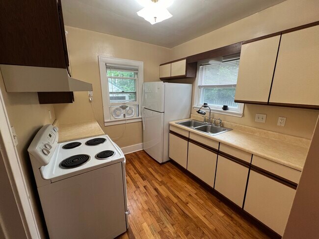 Building Photo - 1300 W Barnes Ave