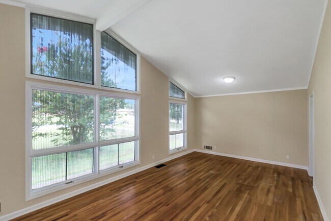 Building Photo - Beautiful 3 Bed 2 Bath Ranch home with a H...