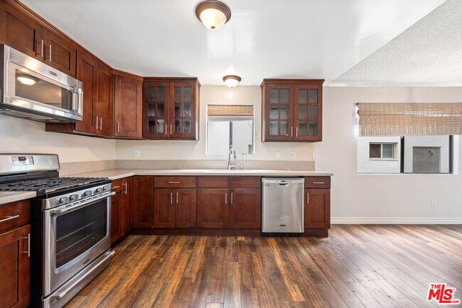 Building Photo - 1425 Centinela Ave