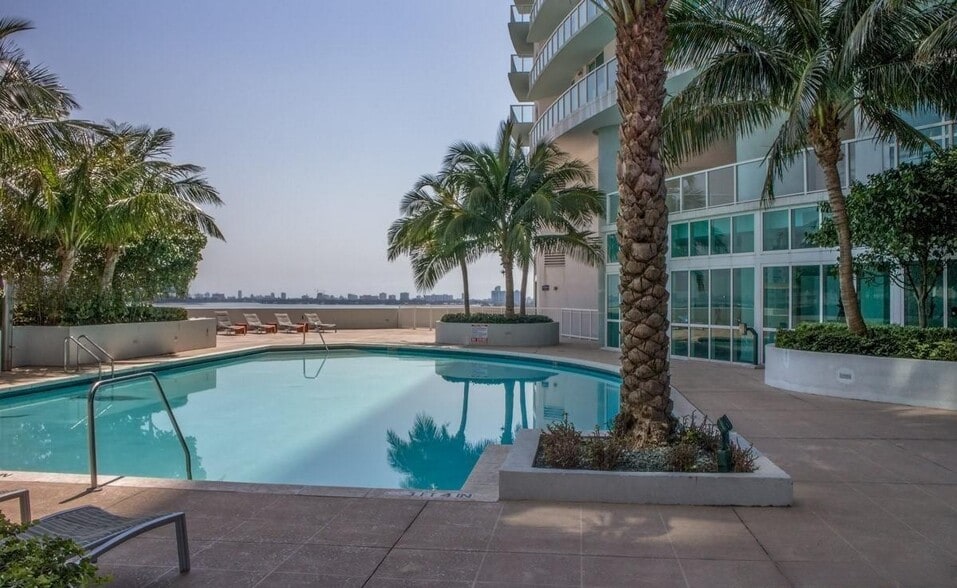 Building Photo - 1900 N Bayshore Dr