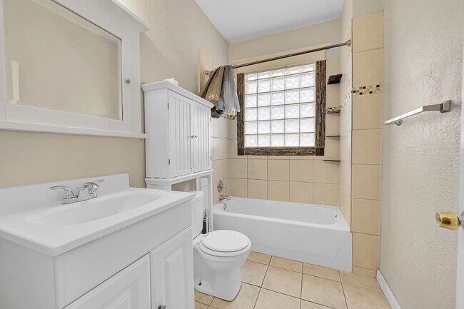 Building Photo - $3,400.00, 4 bed, 3 bed, located in Denver...
