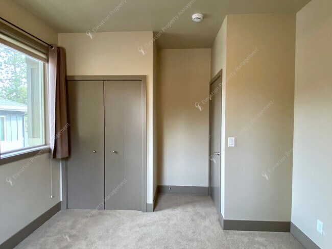 Building Photo - Designer-Finished Townhome Near COCC & NWX