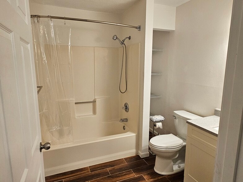 Bathroom (view #2) - 923 Norwood Rd