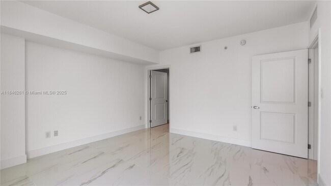 Building Photo - 400 Sunny Isles Blvd