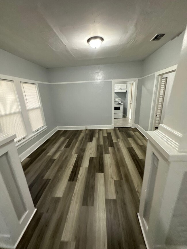 Building Photo - Fully Renovated 2/1 -Single Family Availab...