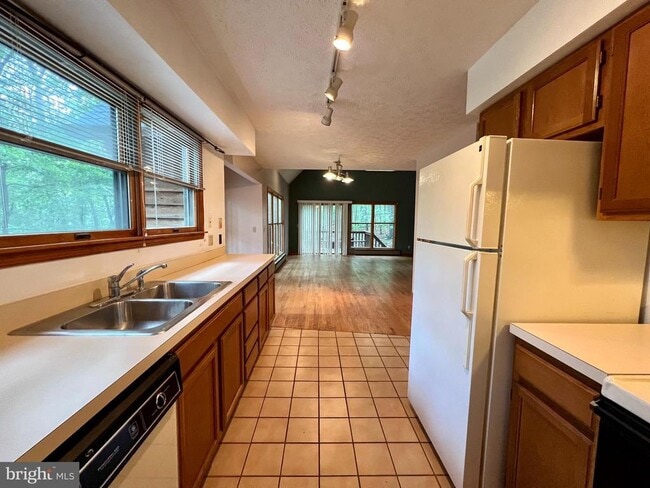 Building Photo - 148 Fieldstone Ln