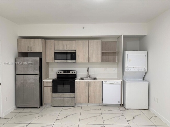 Building Photo - 420 SW 7th Ave