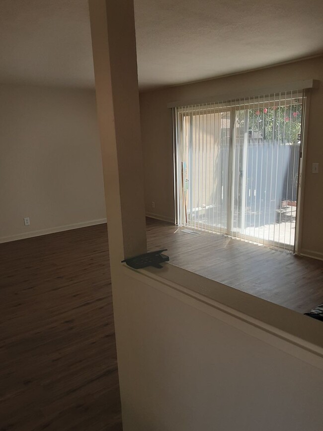 Building Photo - Big Bright 3-bedroom 2.5 bath Townhouse in...