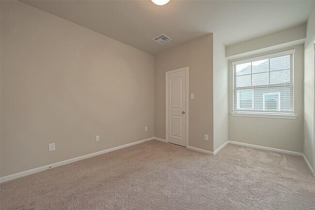 Building Photo - 8700 Laurel Crest Dr