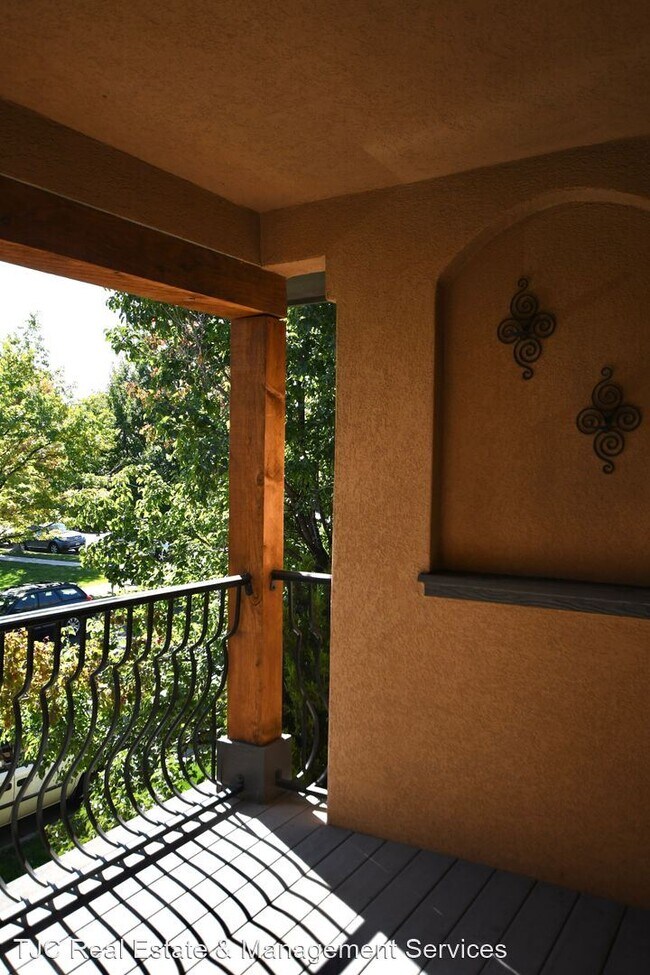 Building Photo - 2202 Valentia St