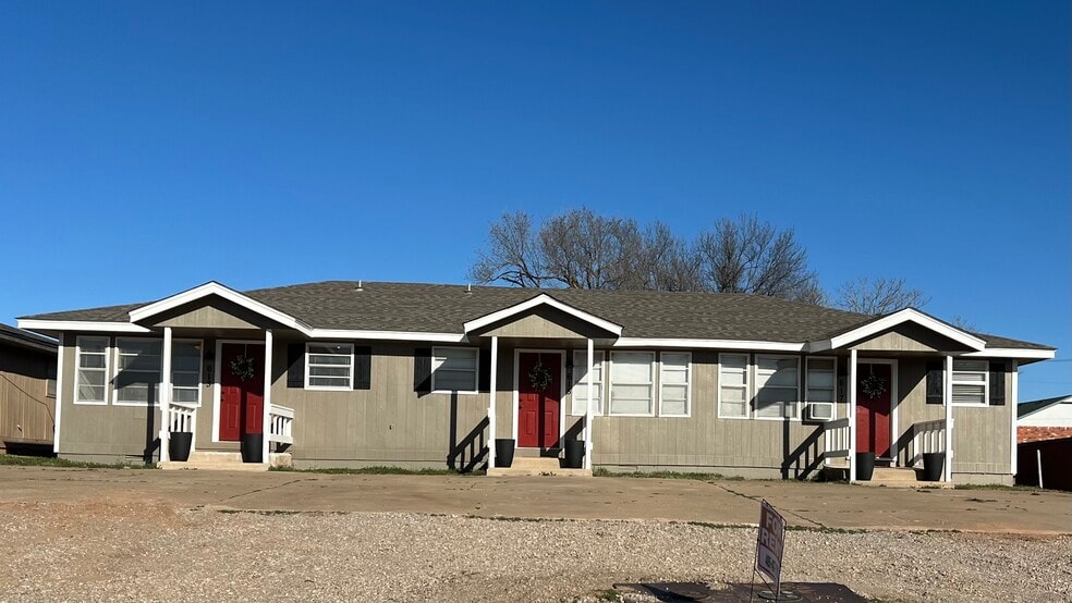 Charming Cottage style triplex! - 615 S 6th St