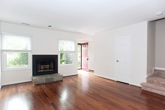 Building Photo - Coming Soon! 2 bed 2 1/2 bath townhouse in...