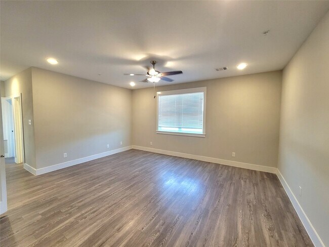 Building Photo - 1620 Crestdale Dr