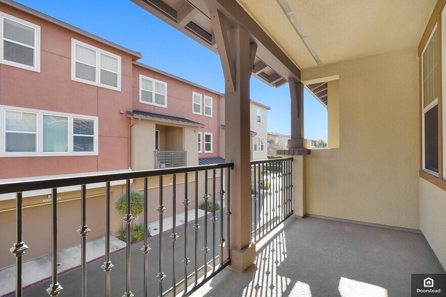 Building Photo - 584 De Guigne Dr