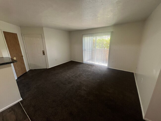 Building Photo - 857 Meadow Pine Ct