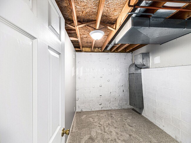 Building Photo - Multi-Level Elkhorn Home