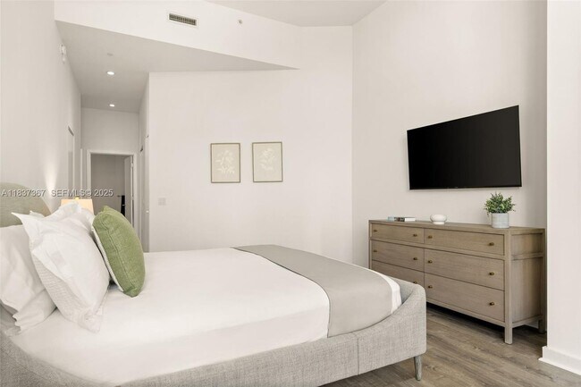 Building Photo - 501 NE 31st St