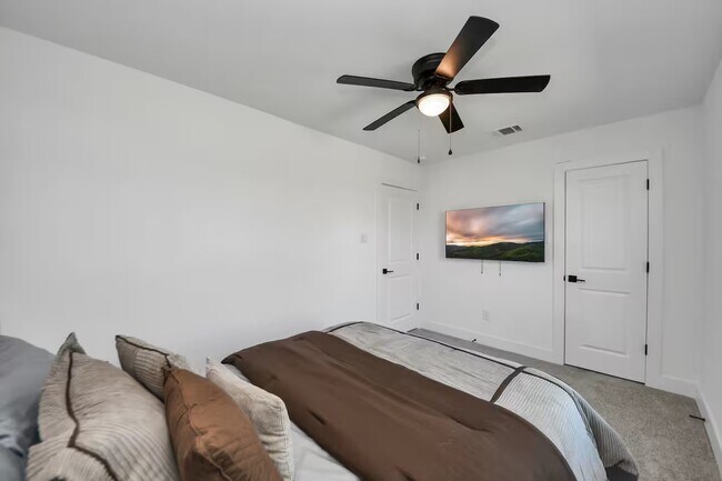 Building Photo - 6747 Peerless St