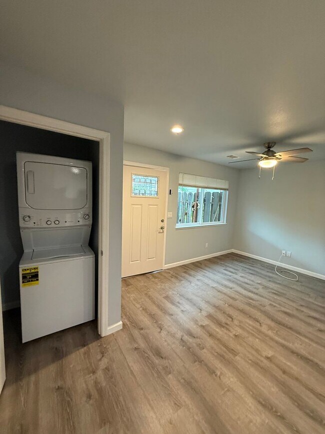 Building Photo - QUAINT ADU