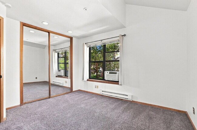 Building Photo - $2,340.95, 2 Bed 2 Bath Condo in Boulder with In Unit Laundry!
