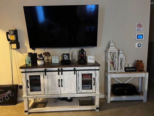 Building Photo - 3 bedroom/ 3 bath. Fully furnished ready f...