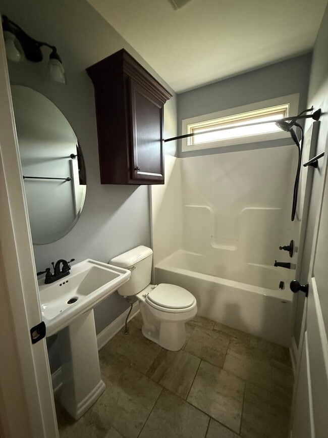 Building Photo - 3 Bedroom 3 Bath Pool Home in Columbia off...