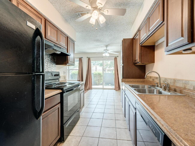 Building Photo - "Cute 3-Bed 2-Bath Townhome in Hurst!"