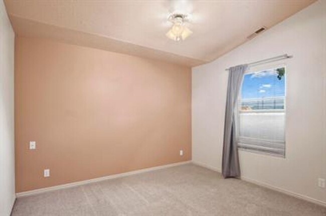 Building Photo - Bloomington Beauty!  6 month lease