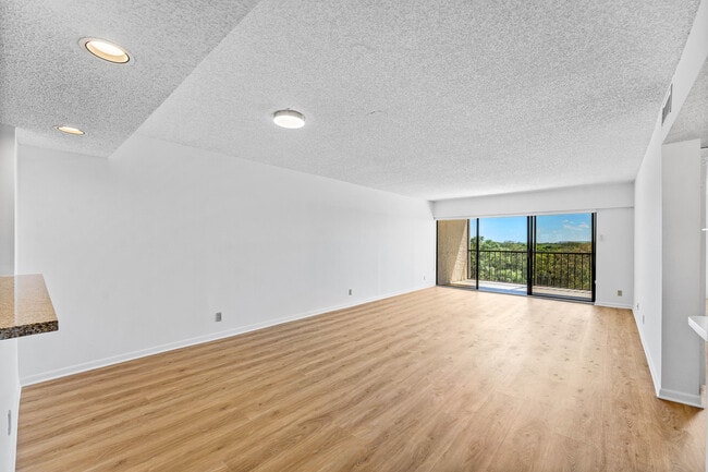 Building Photo - 6662 Boca Del Mar Dr