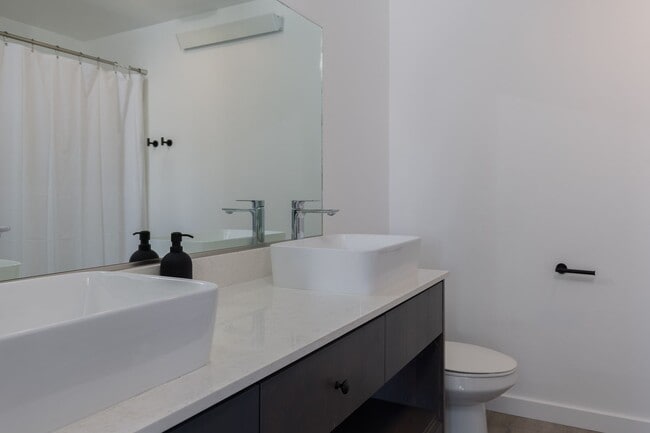 Building Photo - Fully Furnished - 2 bedroom / 2.5 unit in ...