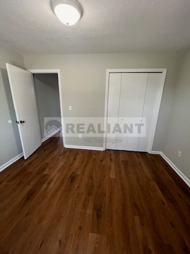Building Photo - 425 Lenney Dr
