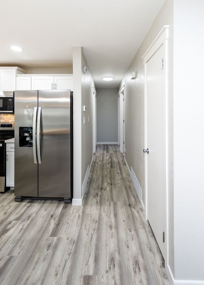 Building Photo - Newly Remodeled 5 Bed Home with Huge Yard