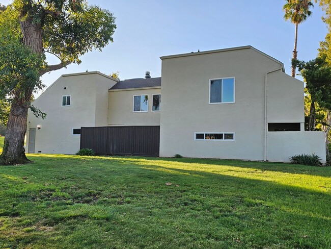 Building Photo - Gorgeous PRIVATE GATED COMMUNITY 3 Bed/2.5 Bath Townhome in Terrace Hills - San Jose