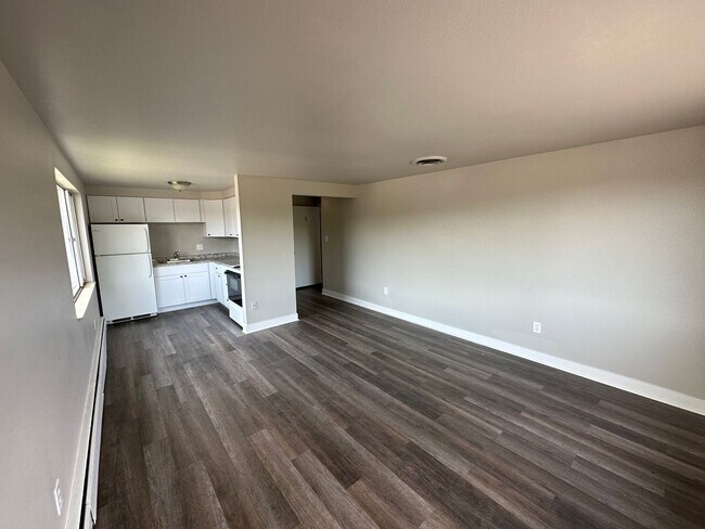 Building Photo - Move in ready 1 bedroom/1 bath in Edgewater! 2nd floor Unit!