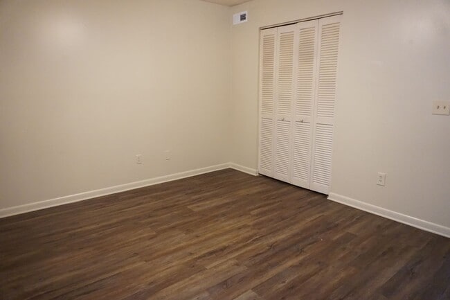 Building Photo - 2/2 Townhome Located Near NAS Jax