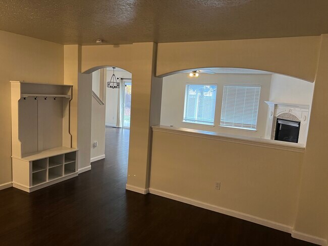 Building Photo - 173 E Moskee St