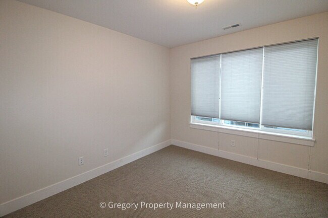 Building Photo - Newer Luxury 4 Bed 3 Bath 2 Car Garage Townhouse in Desirable Downtown Bothell Location. Walk to ...