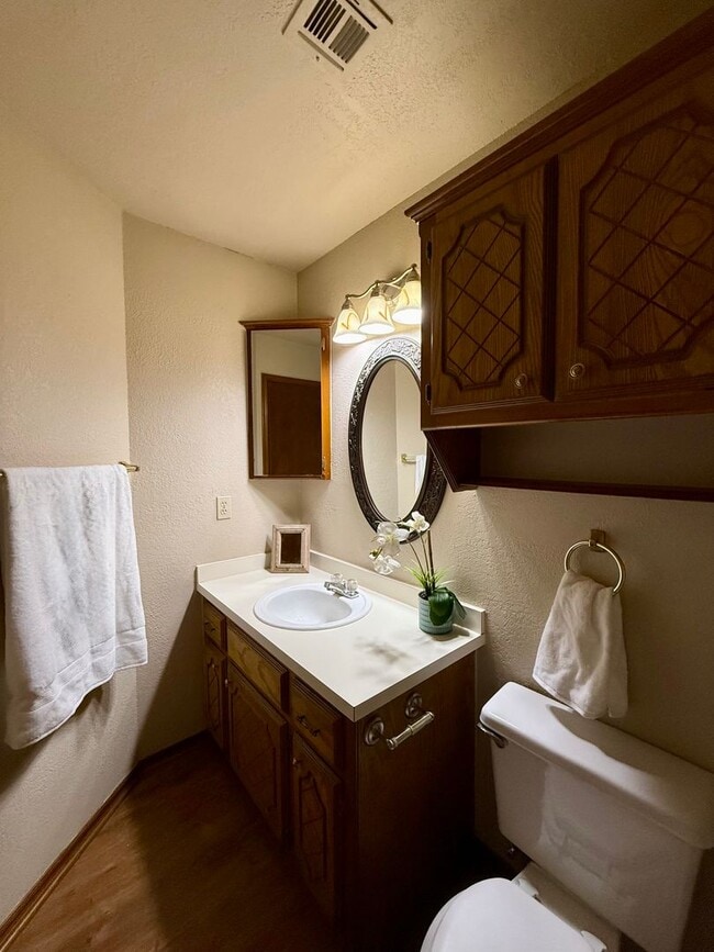 Building Photo - Spacious 3 bed, 2.5 Bath 2-story Home in South Okc