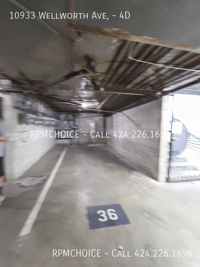 Building Photo - 10933 Wellworth Ave