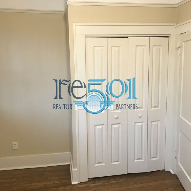 Building Photo - *New Price*  Newly Renovated Immaculate Co...