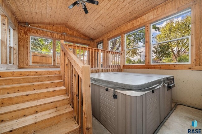 Building Photo - 2412 S Sheffield Cir