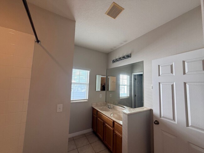 Building Photo - 1110 Oak Pond Dr