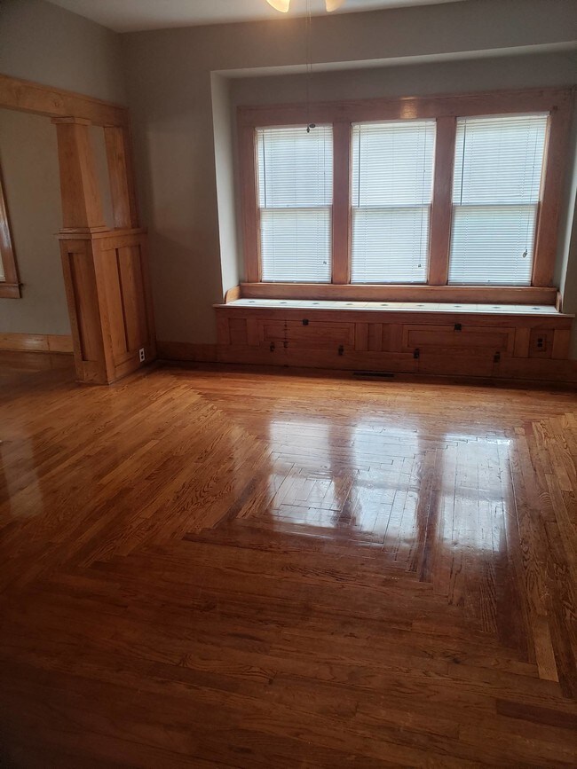 Building Photo - 105 S Barnes St