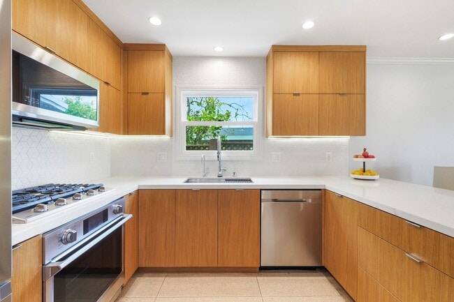 Building Photo - Updated Mid Century Home in Rancho Palos V...