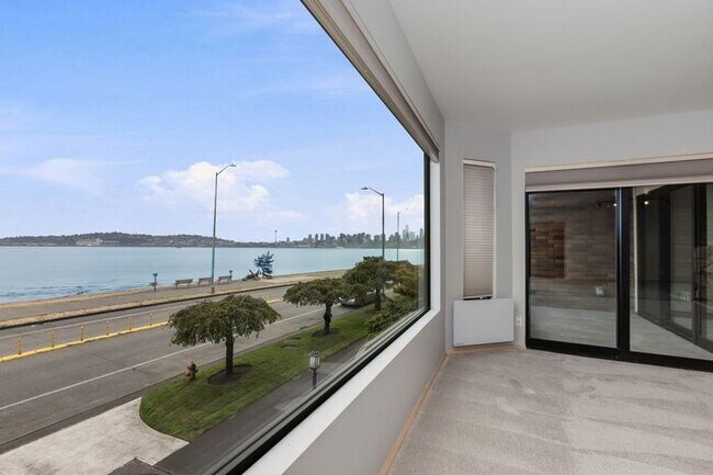 Building Photo - Enormous Waterfront Alki Condo w/ Stunning Views