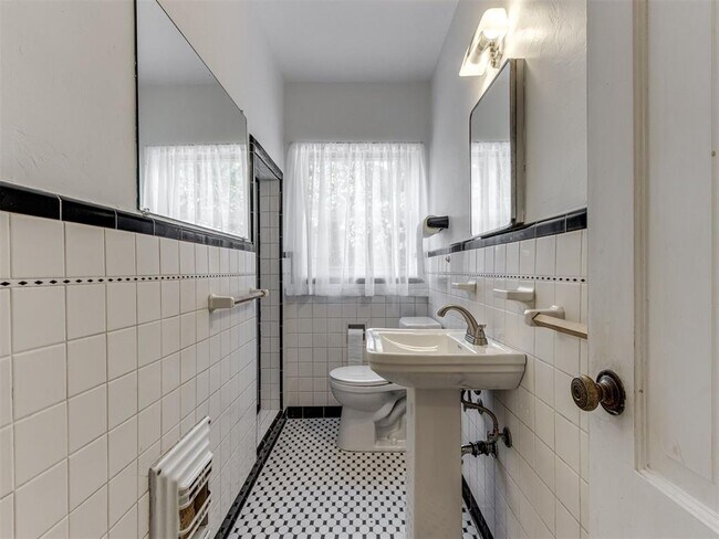 Building Photo - 2933 Cummings Dr