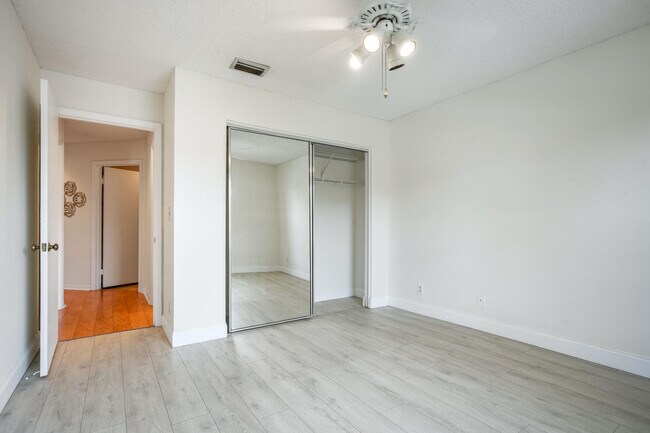 Building Photo - 10910 Lakemore Ln