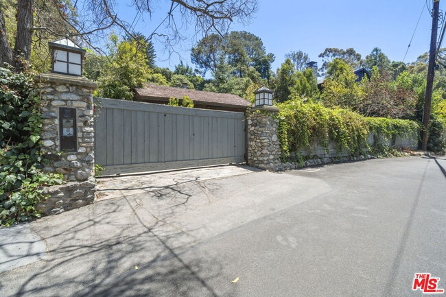 Building Photo - 3 Latimer Rd