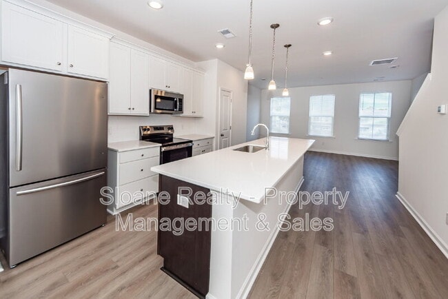 Building Photo - 4633 Forest Hills Dr