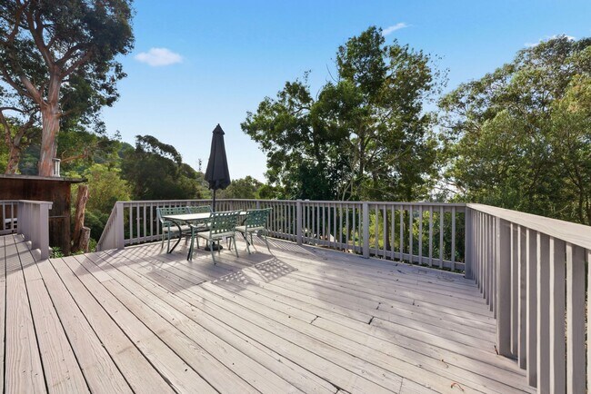 Building Photo - 3 Bed/2.5 Bath Multilevel Home with Amazin...